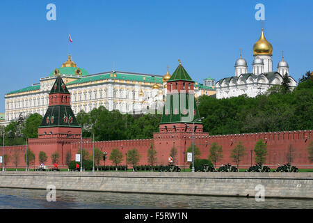 Eine Spalte mit GAZ Tigr geländegängigen Infanterie Fahrzeuge außerhalb der Kreml bei Siegesparade der 2009 in Moskau, Russland Stockfoto