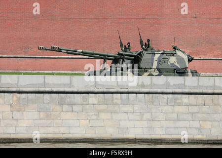 Die 2 s 19 "Msta-S" 152 mm Haubitze während der Siegesparade 2009 Moskau in Moskau, Russland Stockfoto