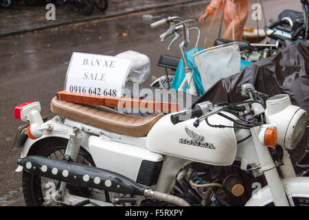 Hoi an eine alte Stadt in Vietnam. Nasse Saison und schwere Regenfälle in der Stadt. Oldtimer Honda Motorrad zu verkaufen. Stockfoto