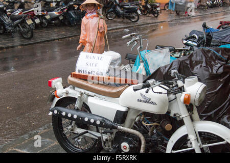 Hoi an eine alte Stadt in Vietnam. Nasse Saison und schwere Regenfälle in der Stadt. Oldtimer Honda Motorrad zu verkaufen. Stockfoto