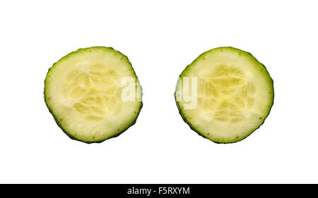 Zwei frische Scheiben Gurke isoliert auf weißem Hintergrund Stockfoto