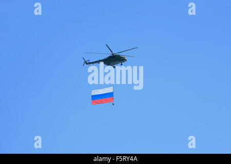 Einen russischen Mil Mi-8MT Hip (RF-19026) die russische Flagge über dem Kreml während der Siegesparade in Moskau, Russland Stockfoto