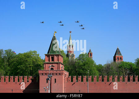 Russischen Mil Mi-24 Hubschrauber fliegen in Formation über dem Kreml während der Siegesparade 2009 Moskau in Moskau, Russland Stockfoto