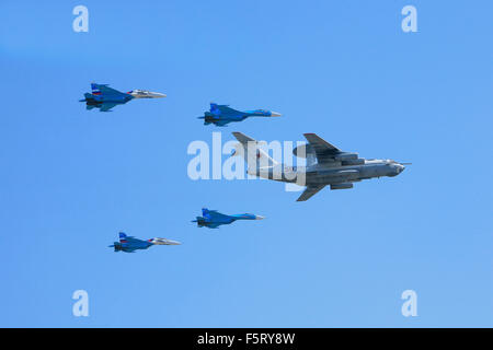 Ein Russe Luftgestützte Frühwarnung Berijew a-50 flankiert von 4 Suchoi Su-27 s während der Siegesparade in Moskau, Russland Stockfoto