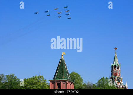 Russische Luftwaffe Kämpfer (Su-34, Su-24, Su-27 und MiG-29) fliegen in Formation während der Siegesparade in Moskau, Russland Stockfoto