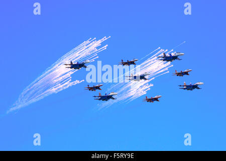 Russischen MIG-29 und Su-27 Kampfjets fliegen vor der Lockvogel Gegenmaßnahme Fackeln über den roten Platz in Moskau, Russland Stockfoto