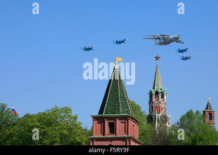 Ein Russe Luftgestützte Frühwarnung Berijew a-50 flankiert von 4 Suchoi Su-27 s während der Siegesparade in Moskau, Russland Stockfoto