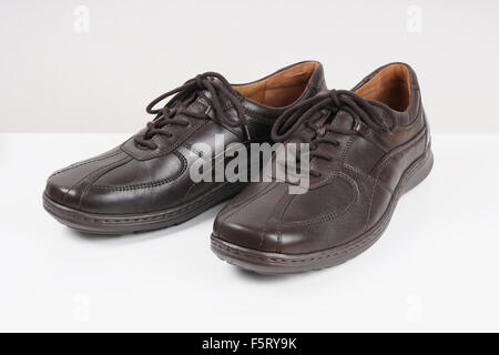 dunkle braune Herrenschuhe Stockfoto