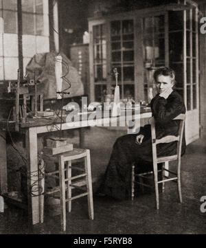 Marie Skłodowska Curie, 1867 - 1934. Polnischer und eingebürgerter französischer Physiker und Chemiker, der bahnbrechende Forschungen zur Radioaktivität durchgeführt hat. Hier in ihrem Labor gesehen. Stockfoto