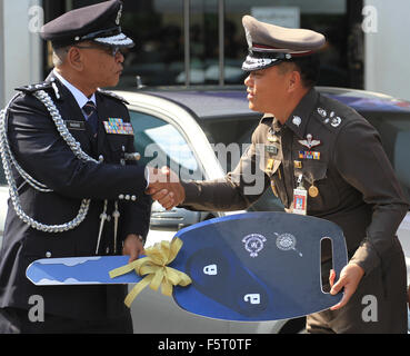 Bangkok, Thailand. 9. November 2015. Datuk Seri Noor Rashid Ibrahim (links) stellvertretender Generalinspekteur der Royal Malaysian Police (IGP) gratuliert seinem Amtskollegen Pol Lt Gen Winai Thong Song (rechts) während der Rückkehr von mehr als 30 Luxusautos gestohlen aus Malaysia. Bildnachweis: Vichan Poti/Pacific Press/Alamy Live-Nachrichten Stockfoto