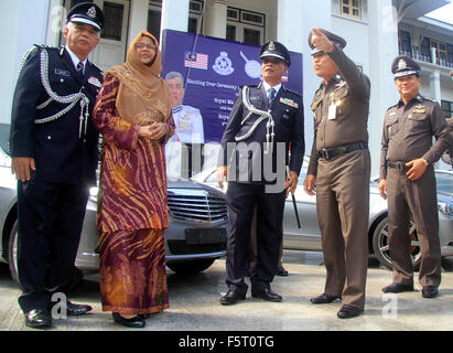 Bangkok, Thailand. 9. November 2015. Datuk Seri Noor Rashid Ibrahim (Mitte) stellvertretender Generalinspekteur der Royal Malaysian Police (IGP) und H.E Botschafter Dato' Nazirah Hussain (3. links) erhalten einen symbolischen Schlüssel von seinem Amtskollegen Pol Lt Gen Winai Thong Song (2. rechts) während der Rückkehr von mehr als 30 Luxus gestohlen Autos aus Malaysia. Bildnachweis: Vichan Poti/Pacific Press/Alamy Live-Nachrichten Stockfoto