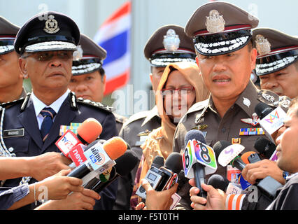 Bangkok, Thailand. 9. November 2015. Datuk Seri Noor Rashid Ibrahim (links) stellvertretender Generalinspekteur der Royal Malaysian Police, H.E Botschafter Dato' Nazirah Hussain (Mitte) und Pol Lt Gen Winai Thong Song (rechts) im Interview mit Medien nach der Rückkehr von mehr als 30 Luxusautos gestohlen aus Malaysia. Bildnachweis: Vichan Poti/Pacific Press/Alamy Live-Nachrichten Stockfoto