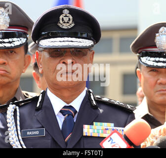 Bangkok, Thailand. 9. November 2015. Datuk Seri Noor Rashid Ibrahim, stellvertretender Generalinspekteur der Polizei (IGP) aus Malaysia nimmt an einer Zeremonie von der Royal Thai Police bei der Übergabe von mehr als 30 gestohlenen Autos in Bangkok. Bildnachweis: Vichan Poti/Pacific Press/Alamy Live-Nachrichten Stockfoto