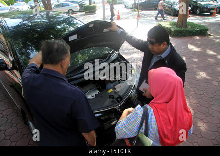 Bangkok, Thailand. 9. November 2015. Die gestohlenen Luxuswagen aus Malaysia gestohlen und bereit für Turn-Over von der thailändischen Polizei. Bildnachweis: Vichan Poti/Pacific Press/Alamy Live-Nachrichten Stockfoto