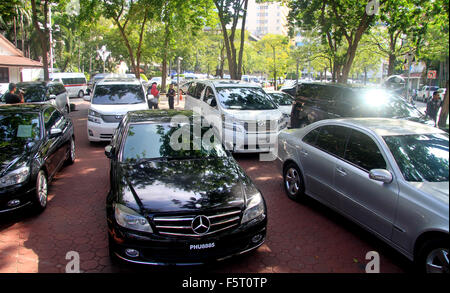 Bangkok, Thailand. 9. November 2015. Die gestohlenen Luxuswagen aus Malaysia gestohlen und bereit für Turn-Over von der thailändischen Polizei. Bildnachweis: Vichan Poti/Pacific Press/Alamy Live-Nachrichten Stockfoto