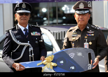 Bangkok, Thailand. 9. November 2015. Datuk Seri Noor Rashid Ibrahim (links) stellvertretender Generalinspekteur der Royal Malaysian Police (IGP) mit seinem Amtskollegen Pol Lt Gen Winai Thong Song (rechts) ist der symbolische Schlüssel während der Rückkehr von mehr als 30 Luxusautos gestohlen aus Malaysia. Bildnachweis: Vichan Poti/Pacific Press/Alamy Live-Nachrichten Stockfoto