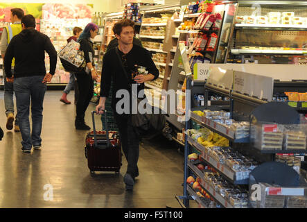 Die Vamps Bandmitglieder am Bahnhof Euston in London zu sehen.  Mitwirkende: Connor Ball wo: London, Vereinigtes Königreich bei: 07 Sep 2015 Stockfoto