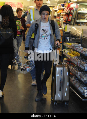 Die Vamps Bandmitglieder am Bahnhof Euston in London zu sehen.  Mitwirkende: Connor Ball wo: London, Vereinigtes Königreich bei: 07 Sep 2015 Stockfoto