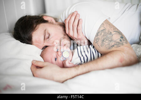Schweden, Vater und Baby Boy (0-1 Monate) ruhen Stockfoto
