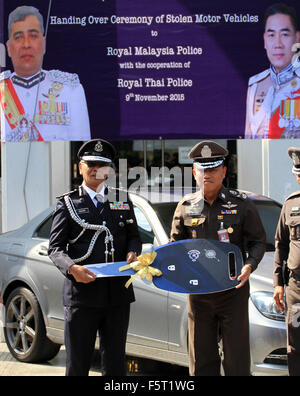 Bangkok, Thailand. 9. November 2015. Datuk Seri Noor Rashid Ibrahim (links) stellvertretender Generalinspekteur der Royal Malaysian Police (IGP) mit seinem Amtskollegen Pol Lt Gen Winai Thong Song (rechts) ist der symbolische Schlüssel während der Rückkehr von mehr als 30 Luxusautos gestohlen aus Malaysia. Bildnachweis: Vichan Poti/Pacific Press/Alamy Live-Nachrichten Stockfoto