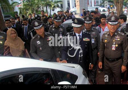 Bangkok, Thailand. 9. November 2015. Datuk Seri Noor Rashid Ibrahim (2. rechts) stellvertretender Generalinspekteur der Polizei (IGP) von Malaysia sehen Autos Malaysia gestohlen Fahrzeugen zurück. Bildnachweis: Vichan Poti/Pacific Press/Alamy Live-Nachrichten Stockfoto