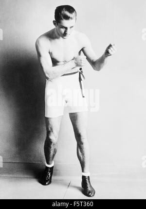 Vintage Foto des französischen Boxer und Krieg Helden Georges Carpentier (1894-1975) - wohl der größte europäische Kämpfer aller Zeiten. Carpentier, den Spitznamen "The Orchid Mann", gewann eine Reihe von Titeln in verschiedenen Gewichtsklassen während einer Karriere von 1908 bis 1926 dauert und im ersten Weltkrieg flogen gefährliche Low-Level-Missionen als Beobachtung Pilot für die französische Luftwaffe und wurde mit dem Croix De Guerre ausgezeichnet und der Medaille Militaire ausgezeichnet. Stockfoto