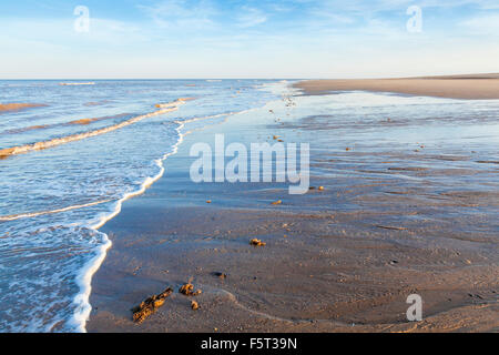 Die Ebbe und Flut von einem ruhigen Meer. Kleine Wellen während der Ebbe Flut an einem Sommerabend bei Gibraltar Point, Lincolnshire, East Coast, England, Großbritannien Stockfoto