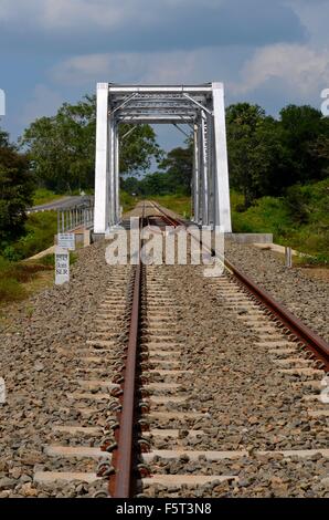 Eisenbahnbrücke mit Gleisen parallel zur Autobahn in Sri Lanka Stockfoto