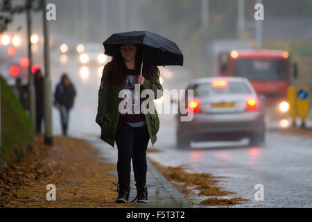 Aberystwyth Wales UK Montag, 9. November 2015 schwere Regen und starkem Wind machen Bedingungen schwierig für Autofahrer und Fußgänger gleichermaßen wie das Endstückende des Hurrikan Abigail weiter zu westlichen beeinflussen und Nordteilen der uk 100 km/h Winde dürften zu den schottischen Highlands, Treffen mit Böen von bis zu 70 km/h in Nordengland Bildnachweis: Keith Morris / Alamy Live News Stockfoto