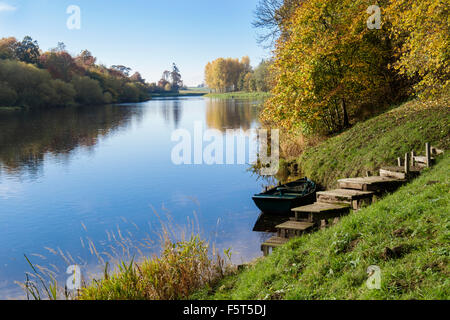 Blick entlang der ruhigen Gewässer des Flusses Tweed im Herbst in der Nähe von Kelso, Berwickshire, Schottland, Schottland, UK, Großbritannien Stockfoto