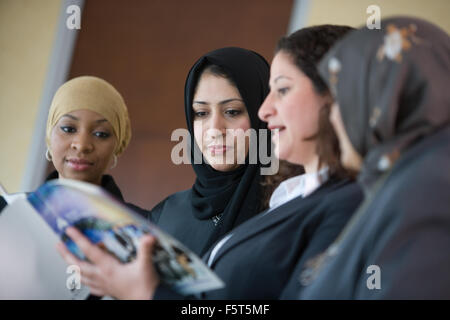 Muslimische Frauen Studenten diskutieren, chatten in Büroumgebung Stockfoto