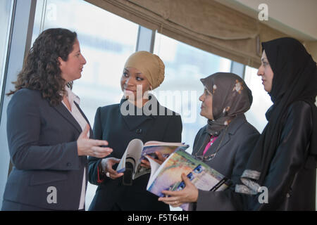 Muslimische Frauen Studenten diskutieren, chatten in Büroumgebung Stockfoto