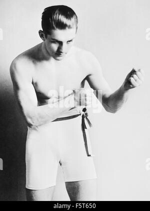 Vintage Foto des französischen Boxer und Krieg Helden Georges Carpentier (1894-1975) - wohl der größte europäische Kämpfer aller Zeiten. Carpentier, den Spitznamen "The Orchid Mann", gewann eine Reihe von Titeln in verschiedenen Gewichtsklassen während einer Karriere von 1908 bis 1926 dauert und im ersten Weltkrieg flogen gefährliche Low-Level-Missionen als Beobachtung Pilot für die französische Luftwaffe und wurde mit dem Croix De Guerre ausgezeichnet und der Medaille Militaire ausgezeichnet. Stockfoto