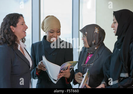 Muslimische Frauen Studenten diskutieren, chatten in Büroumgebung Stockfoto