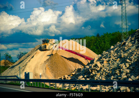 Caterpillar Planierraupe bei der Arbeit auf der Baustelle Stockfoto