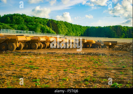 Schweres Gerät geparkt auf Baustelle in Deutschland Stockfoto