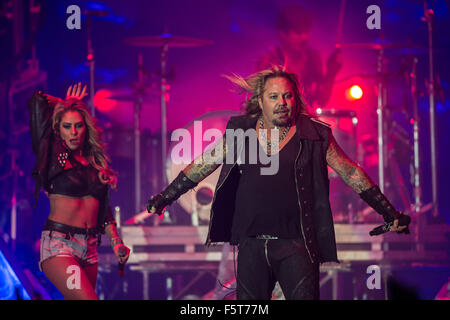 Stuttgart, Deutschland. 8. November 2015. Vince Neil, Sänger der Band Mötley Crüe, führt bei der Eröffnung der letzten Konzerte in Deutschland auf Tournee die Band "The Final Tour" in der Hans-Martin-Schleyer-Halle in Stuttgart, Deutschland, 8. November 2015. Foto: WOLFRAM KASTL/Dpa/Alamy Live-Nachrichten Stockfoto