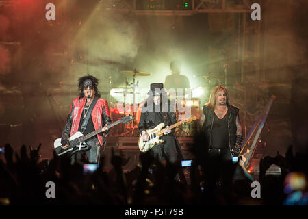 Stuttgart, Deutschland. 8. November 2015. Die Band Mötley Crüe, führt bei der Eröffnung der letzten Konzerte in Deutschland auf Tournee die Band "The Final Tour" in der Hans-Martin-Schleyer-Halle in Stuttgart, Deutschland, 8. November 2015. Im Vordergrund stehen (L-R) Nikki Sixx, Mick Mars und Vince Neil. Foto: WOLFRAM KASTL/Dpa/Alamy Live-Nachrichten Stockfoto