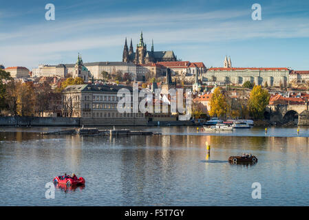 Blick auf die Prager Burg und die Karlsbrücke am Nachmittag, Prag, Tschechische Republik Stockfoto