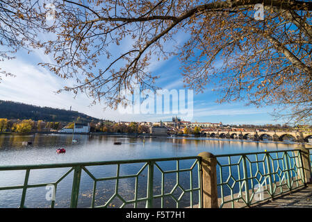 Damm, Moldau und Pragerburg, Karlsbrücke im Herbst, Prag, Tschechische Republik Stockfoto