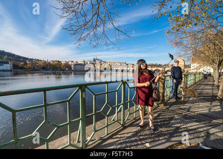 junge Frau zu machen, ein Selfie, Hintergrund Pragerburg und Fluss Vltava, Tschechische Republik Stockfoto