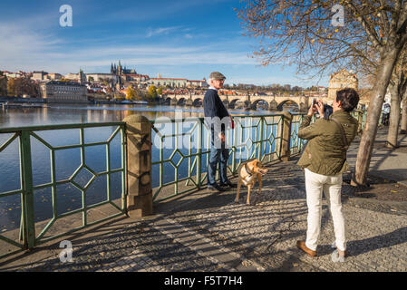 Touristen machen, ein Bild, Hintergrund Pragerburg und Fluss Vltava, Tschechische Republik Stockfoto