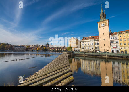 Novotneho Lavka am Ufer der Moldau und Burg im Hintergrund, Prag, Tschechische Republik Stockfoto