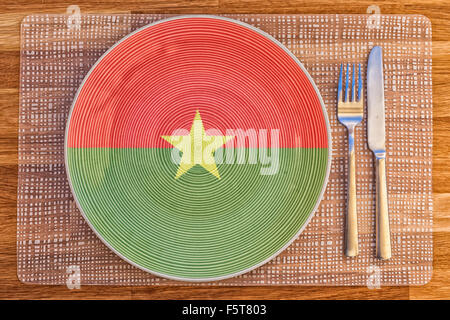 Teller mit der Flagge von Burkina Faso auf es für Ihre internationale Speisen und Getränke-Konzepte. Stockfoto