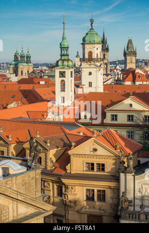 Prag, Tschechische Republik. Blick über die Dächer von Malostranska Mostecka Turm im Herbst Stockfoto