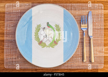 Teller mit der Flagge von Guatemala auf es für Ihre internationale Speisen und Getränke-Konzepte. Stockfoto