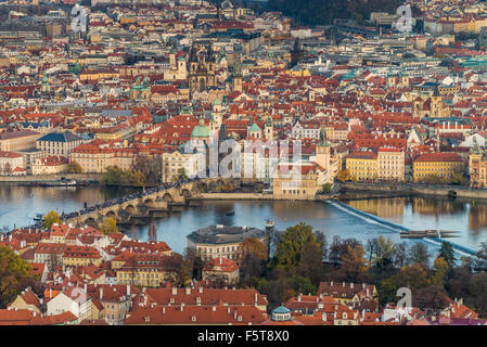 Luftbild von Karlsbrücke über die Moldau und Altstadt von Aussichtsturm Petrin Hügel. Prag, Tschechische Republik, Böhmen Stockfoto