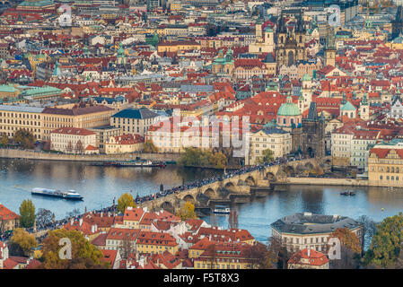 Luftbild von Karlsbrücke über die Moldau und Altstadt von Aussichtsturm Petrin Hügel. Prag, Tschechische Republik, Böhmen Stockfoto