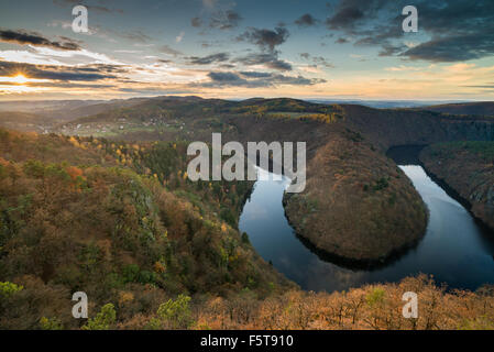 Sonnenuntergang über einem Fluss Vltava Mäander in Mittelböhmen, in der Nähe von Prag, Tschechische Republik Stockfoto