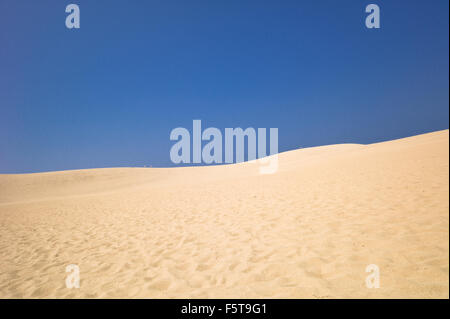 Sand und strahlend blauen Himmel auf sand Stockfoto